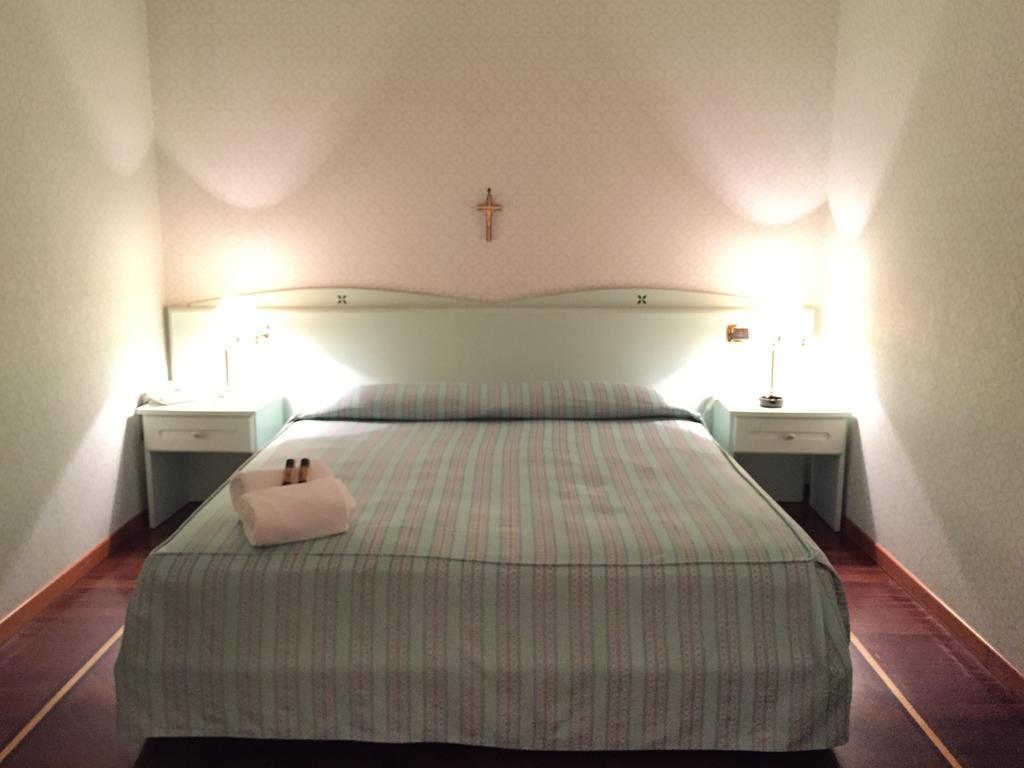 Oscar E Amorina Montegiorgio Rum bild