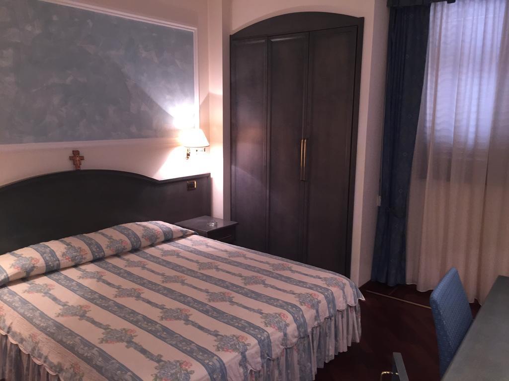 Oscar E Amorina Montegiorgio Rum bild